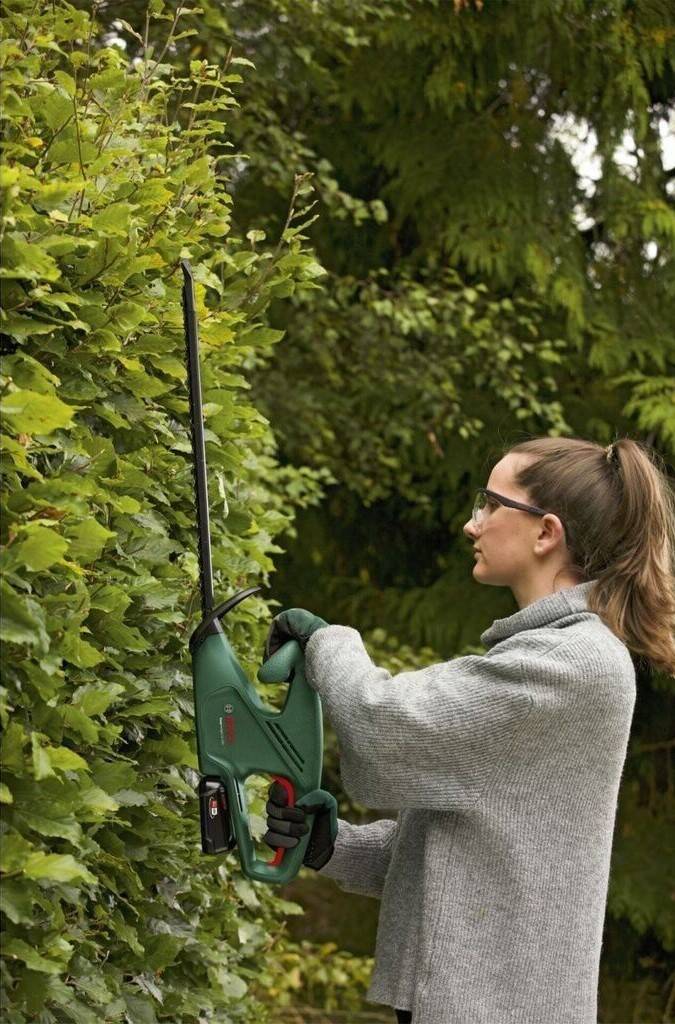 Bosch Akku-Heckenschere » EasyHedgeCut 18-45 « inkl. 2.0 AH Akku